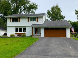 N59W39740 Sunnyfield Dr, Oconomowoc, WI 53066
