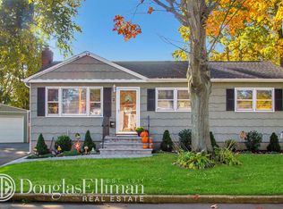2 44th St, Islip, NY 11751