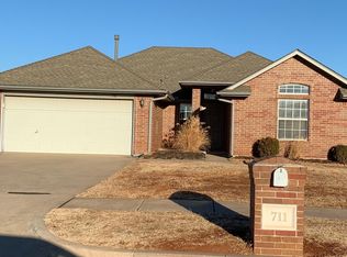 711 E Pointe Court Ln, Mustang, OK 73064