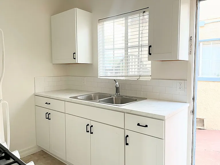 Remodeled Studio in Downtown Oceanside! — Photo 7