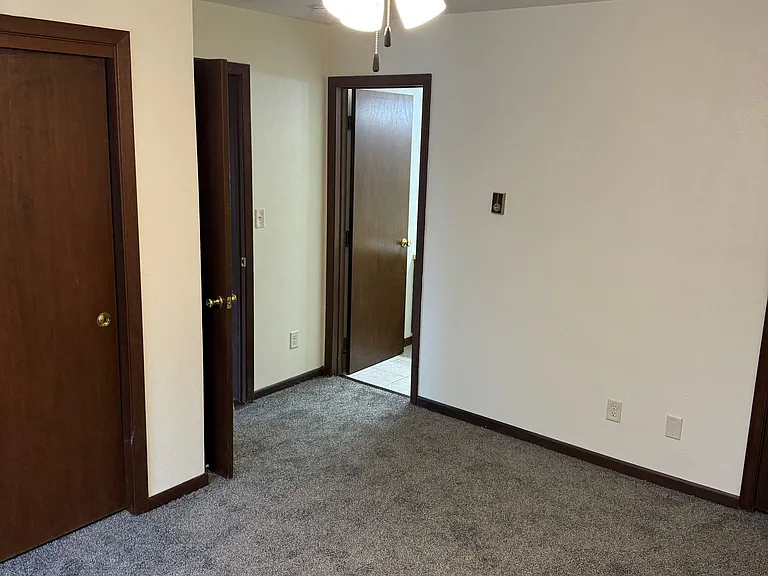 Immaculate Updated 1 Bedroom with 1 Bath — Photo 16