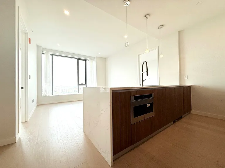 35-32 Leavitt St #10K — Photo 10