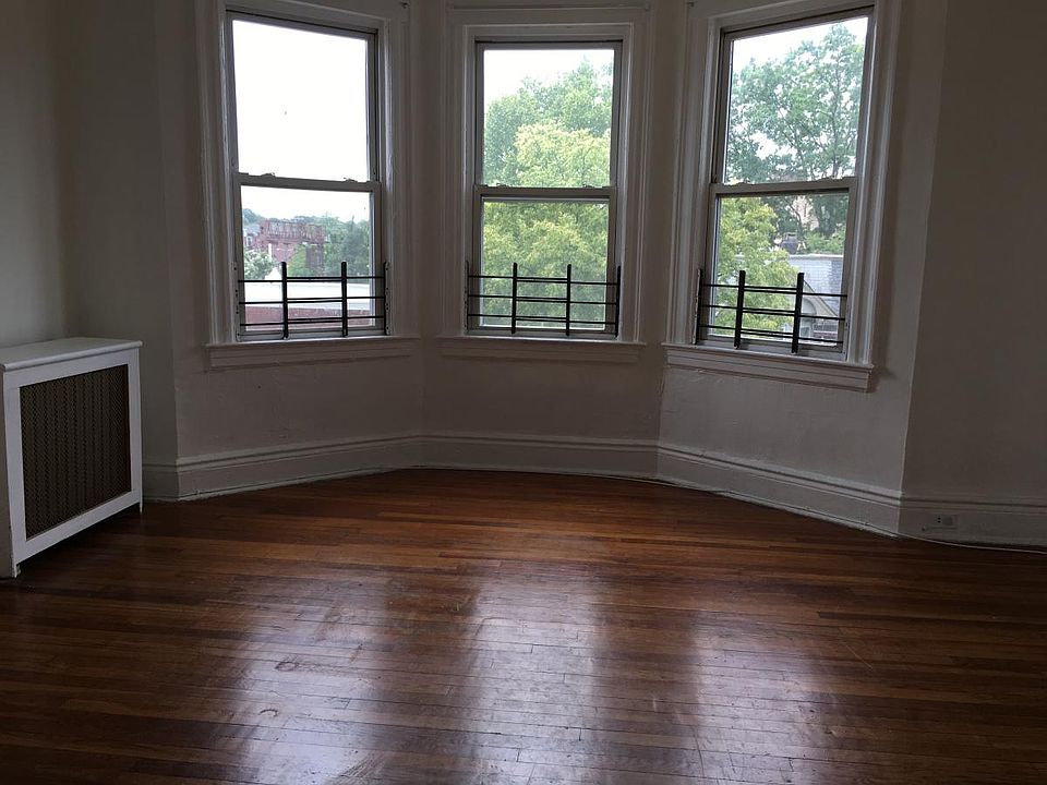 1st image of 4 Eaton Pl APT 1