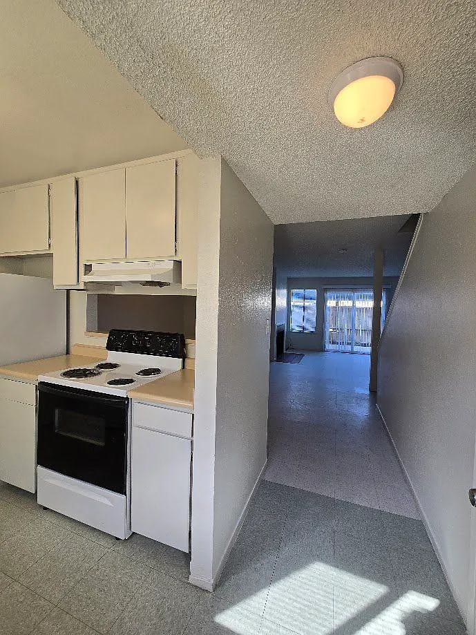 Building Photo - 1221 N Peach Ave #153