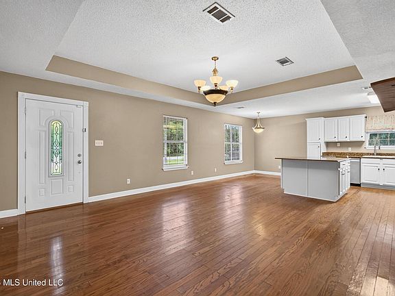 4th image of 809 Peach St