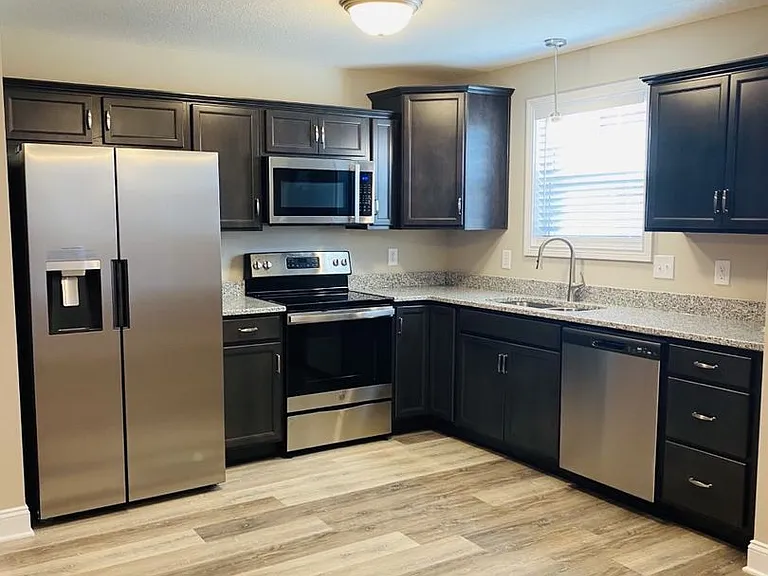 1033 Whitney Dr — Photo 11