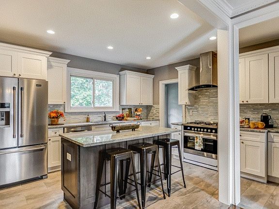 5th image of 553 Hartford Ct