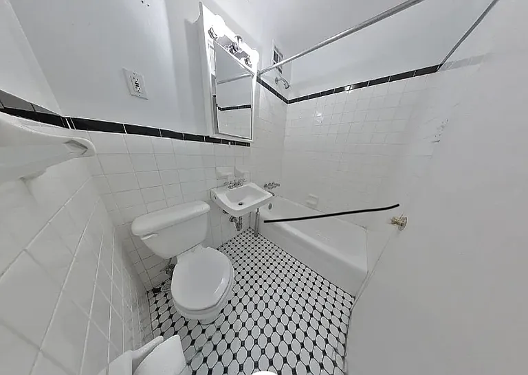 517 E 75th St #1E — Photo 2