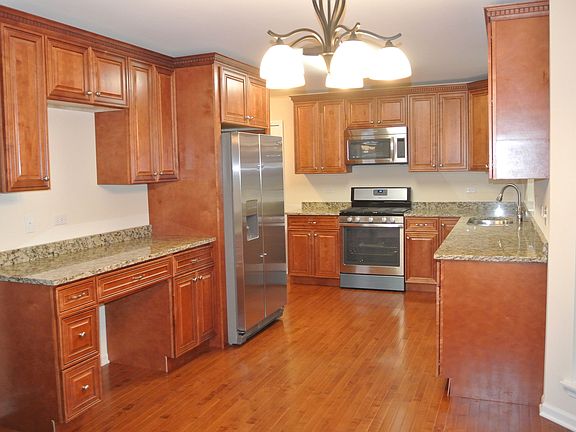 2nd image of 884 Waterford Dr