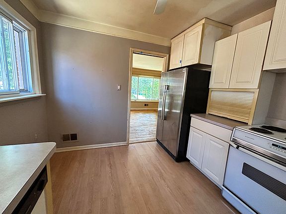 5th image of 15464 Cameron St