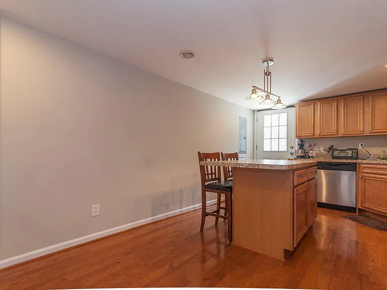 1733 Light St — Photo 4