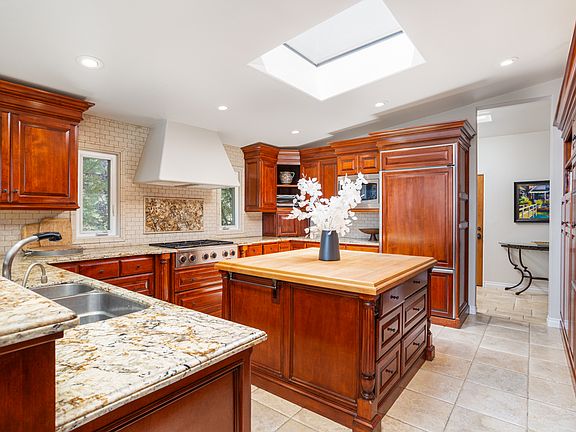 Kitchen with Double Ovens, Warming Drawer, MW, 6 Burner Cooktop, DW