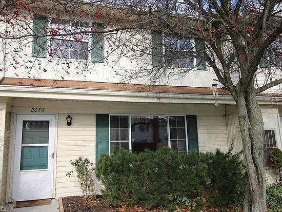 2 bed, 1.5 bath, 912 sqft, $1,300 — Photo 1