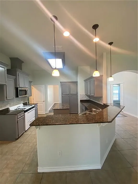 4 bed, 4.0 bath, 2495 sqft, $2,650 — Photo 3