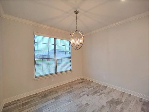 4th image of 461 Leslie Ln