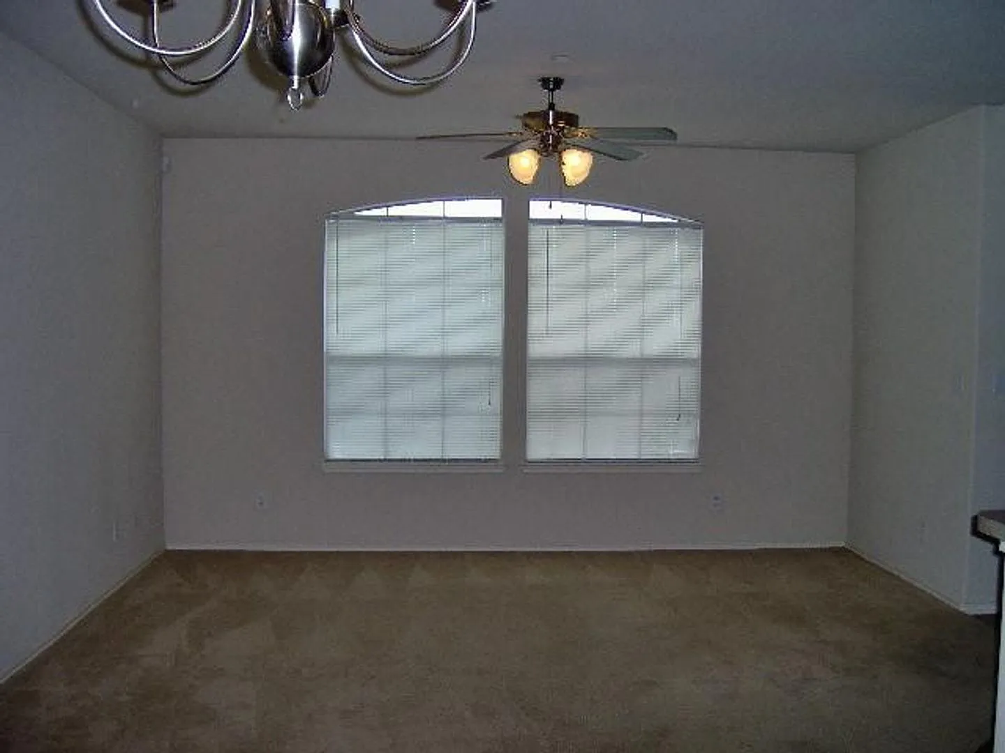 Stunning Townhome Located In Desirable Villages Of Carmel — Photo 2