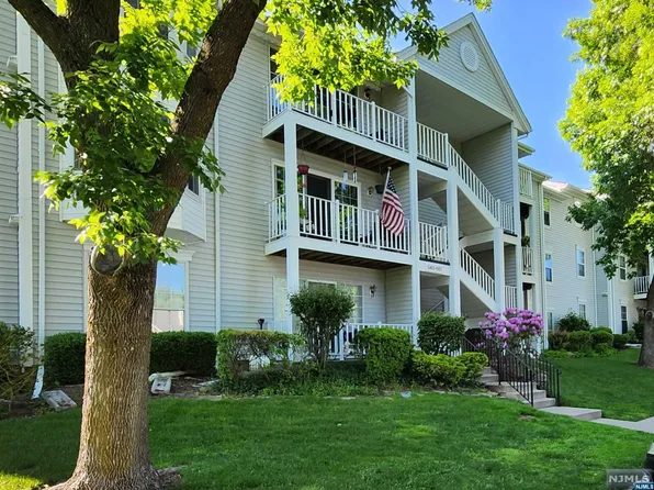 545 Holly Ct, Mahwah, NJ 07430