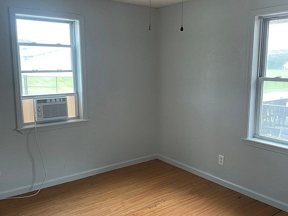 3rd image of 502 Wilkes Blvd