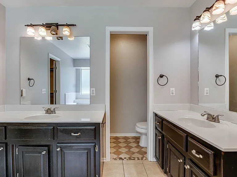 2701 Shady Tree Ln — Photo 25