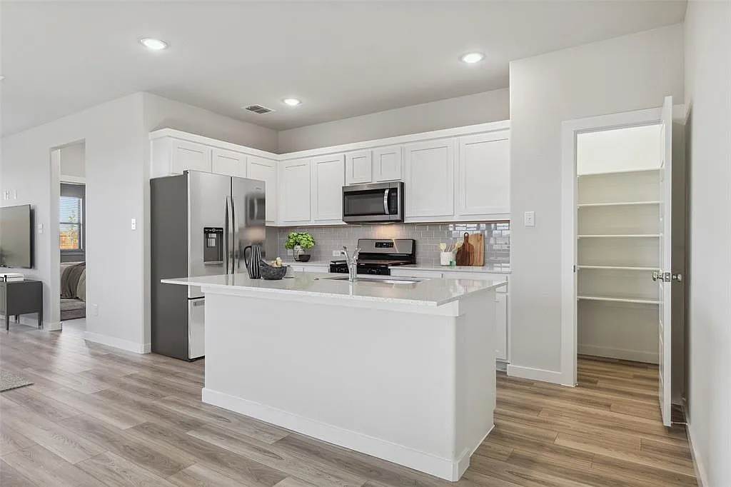 4 bed, 2536 sqft, $2,550 — Photo 3