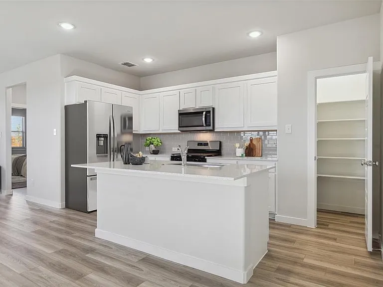 907 Hazel Dr — Photo 3