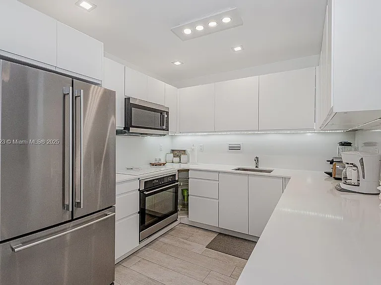 2301 Collins Ave #21 — Photo 7