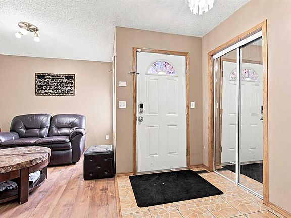 3rd image of 610 S Saddlecreek Way NE