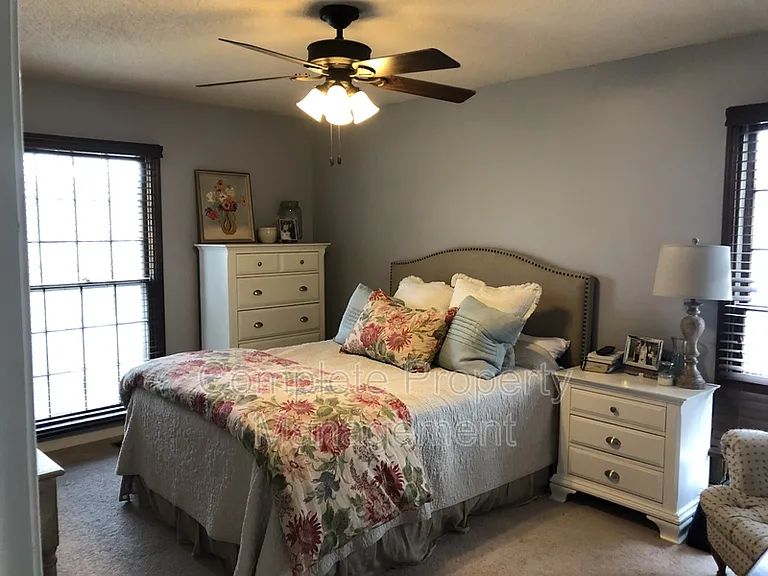 604 Farr Cir — Photo 6