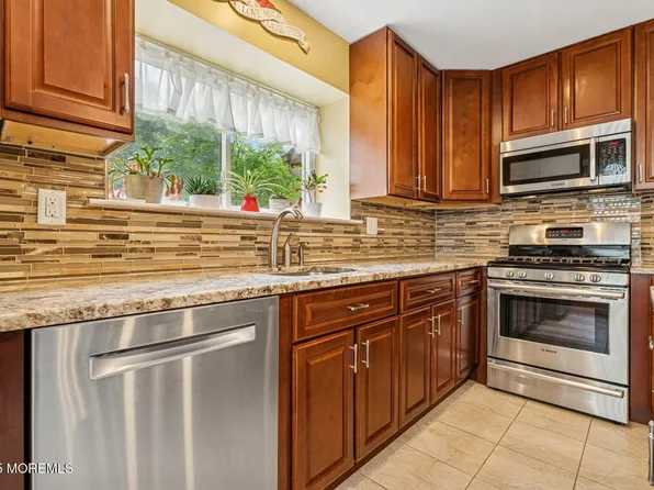 15 Kennedy Court, Middletown, NJ 07748