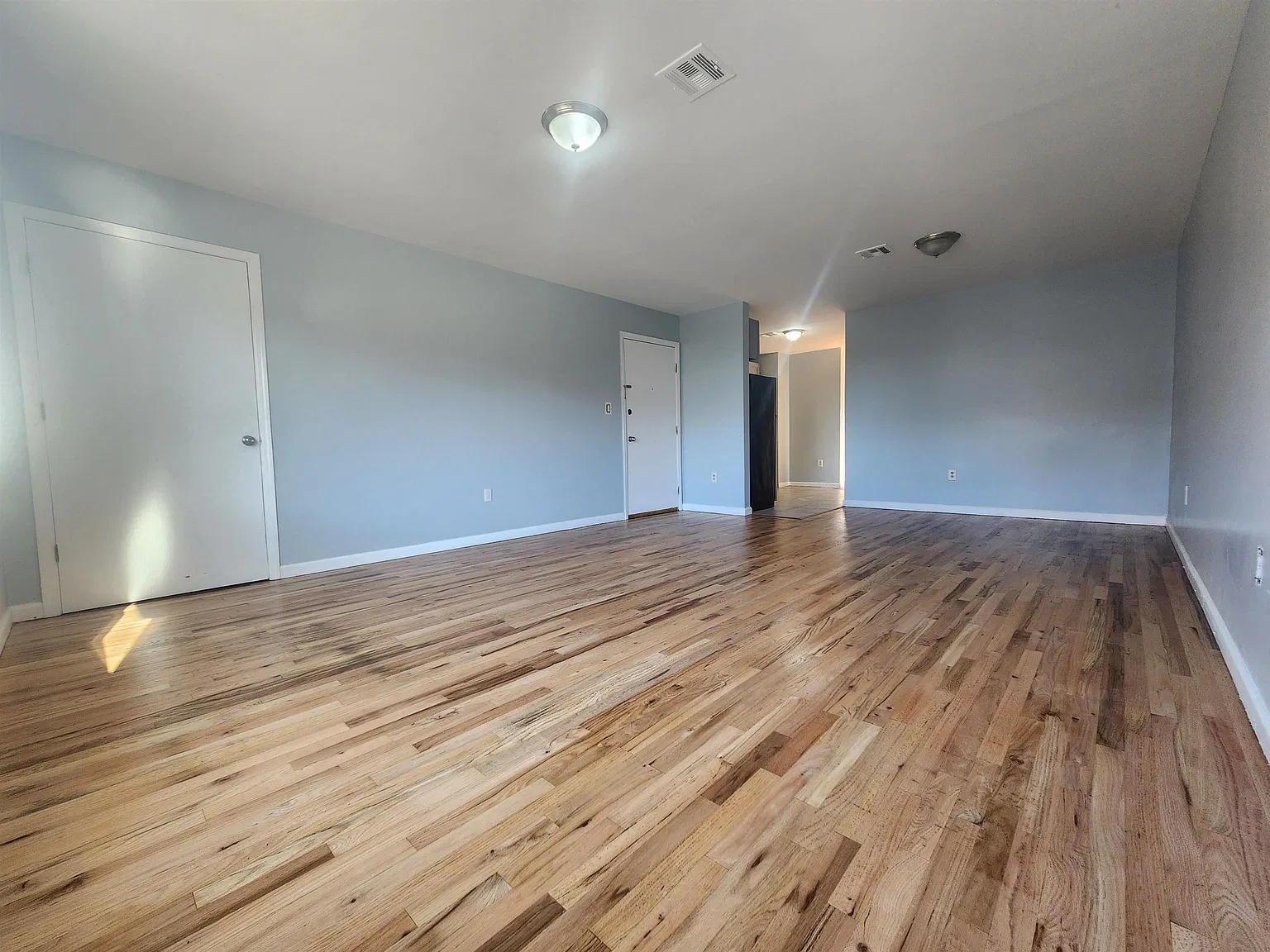 3 bed, 2.0 bath, $3,000 — Photo 2