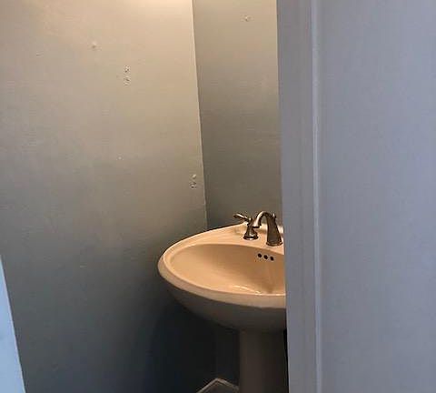 4th image of 5028 Glenmont Dr