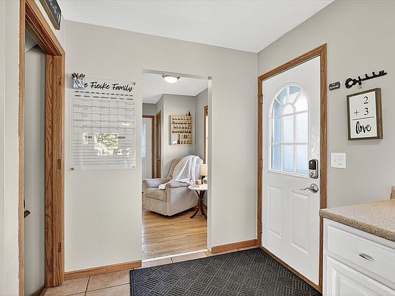 5th image of 607 106th Ave NE