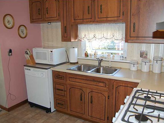 3rd image of 438 Cedar St