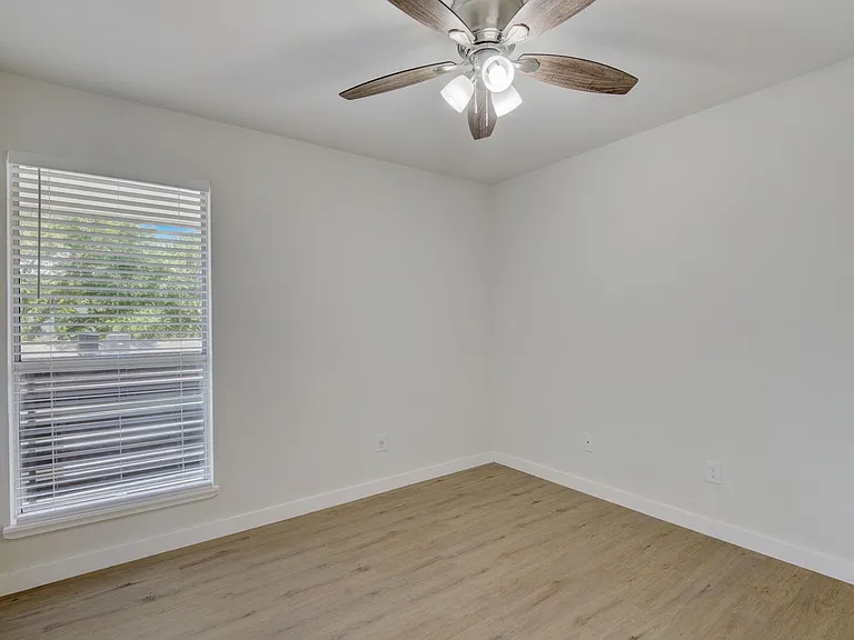 Moser Gardens Apartments — Photo 9