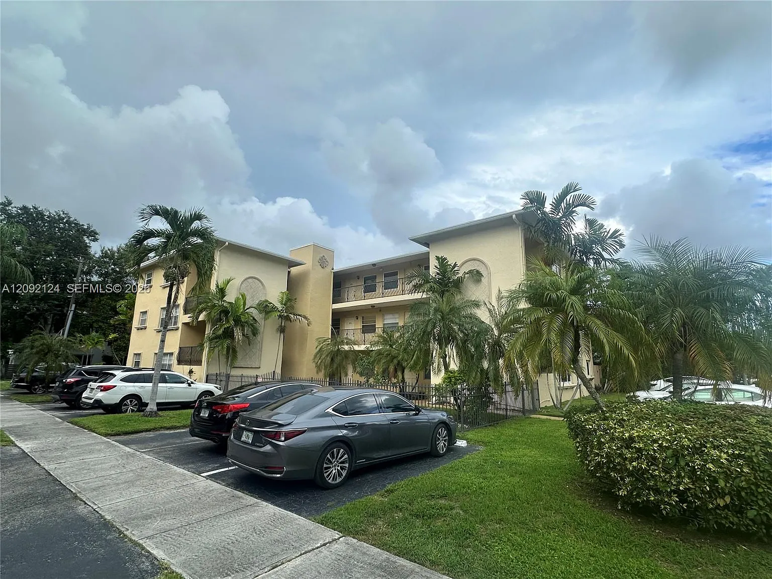 Victoria Courts Condo — Photo 1