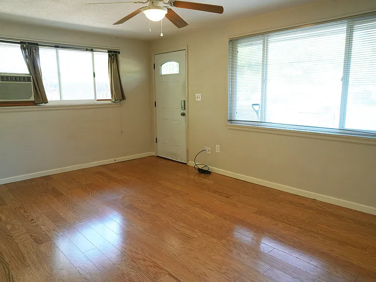 3513 N Columbine St — Photo 3