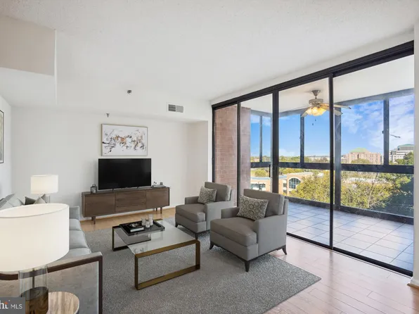 1001 N Randolph St APT 822, Arlington, VA 22201