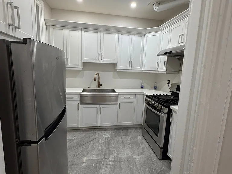 234 Lakeshore Rd E #1 — Photo 5