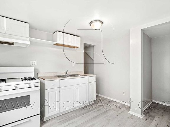 2nd image of 242 N Chestnut St #2