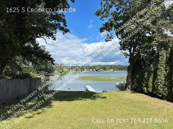 1625 S Crooked Lake Dr, Kalamazoo, MI 49009