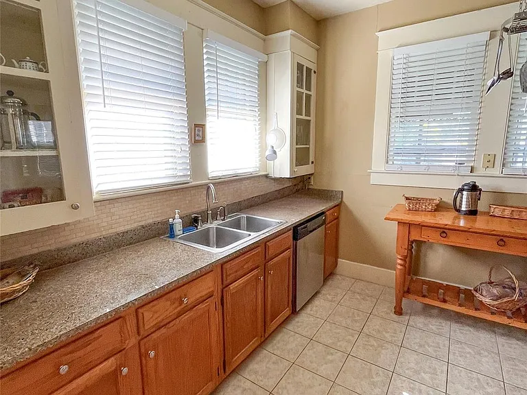 1005 Postoffice St — Photo 7