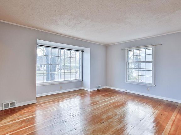 2nd image of 4811 Wood Ave