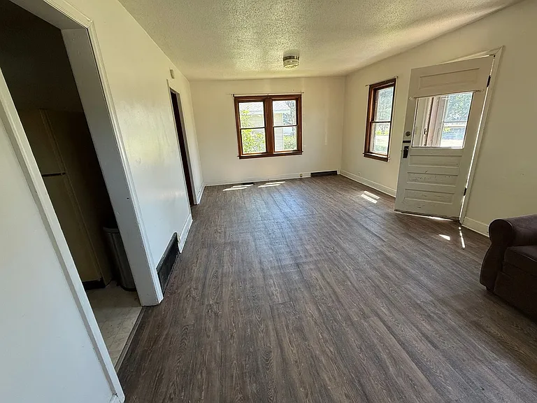 182 3rd St NE — Photo 4