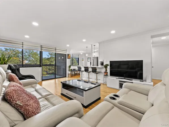 1 Bay Club Drive #3K, Bayside, NY 11360
