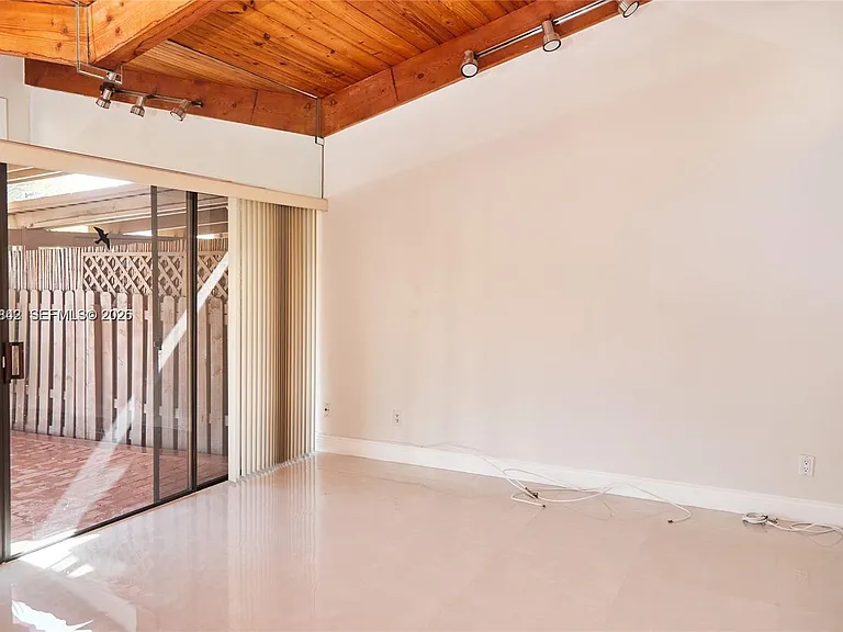 347 Leslie Dr — Photo 11