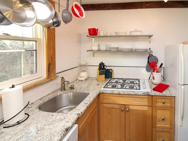 147 E Chestnut St #8 — Photo 1