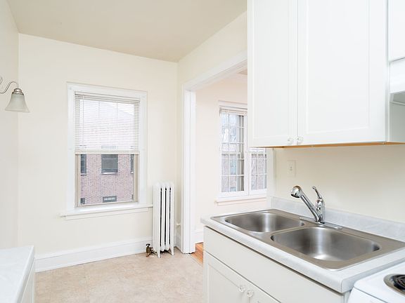 5th image of 1000 W Franklin Ave APT 324
