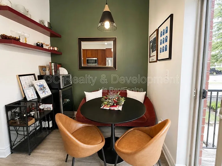 2503 S Calumet Ave — Photo 9