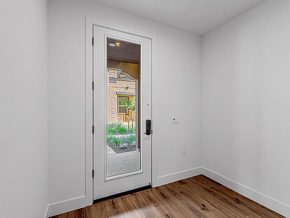 4th image of 923 Layola Ln
