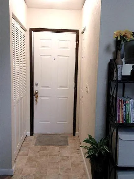 109 Ashley Dr — Photo 2